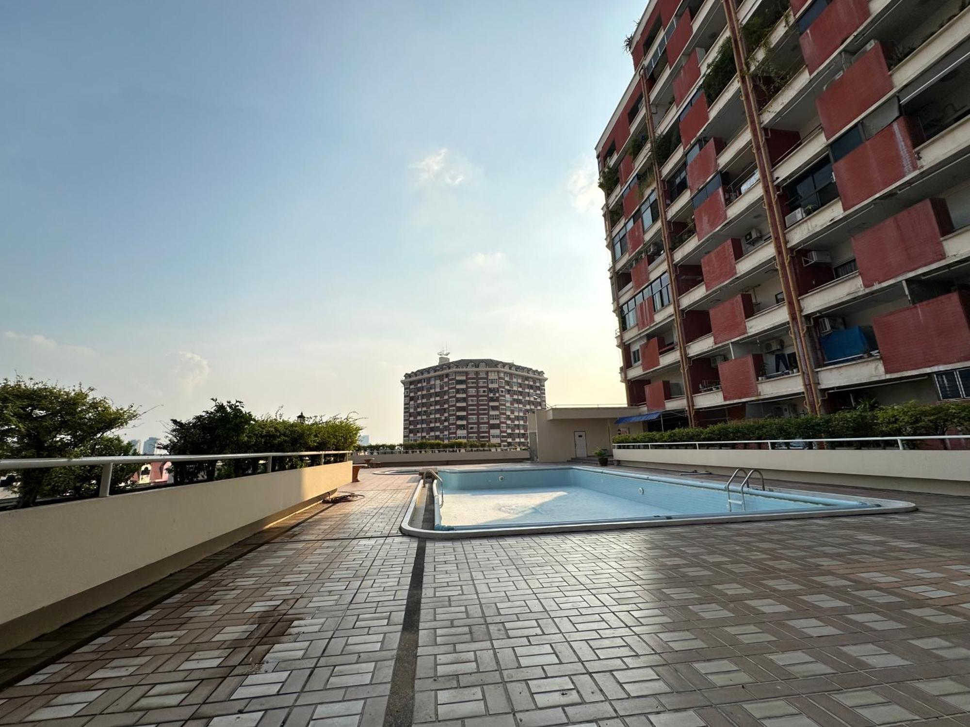 Country Complex Bangna Aparthotel Bangkok Exteriör bild